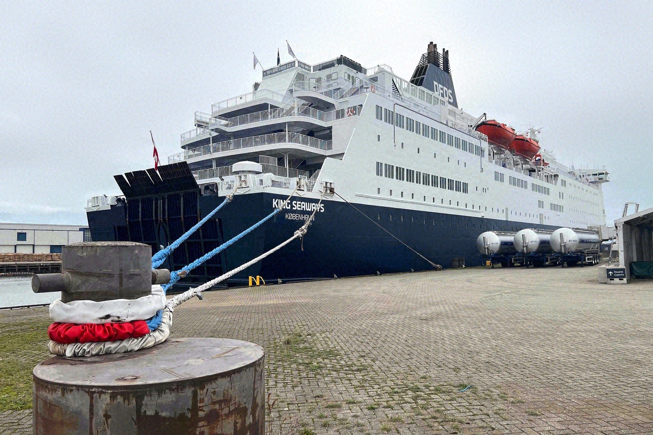 Die King Seaways von DFDS am Kai, im Vordergrund ein Poller mit Festmacherleinen
