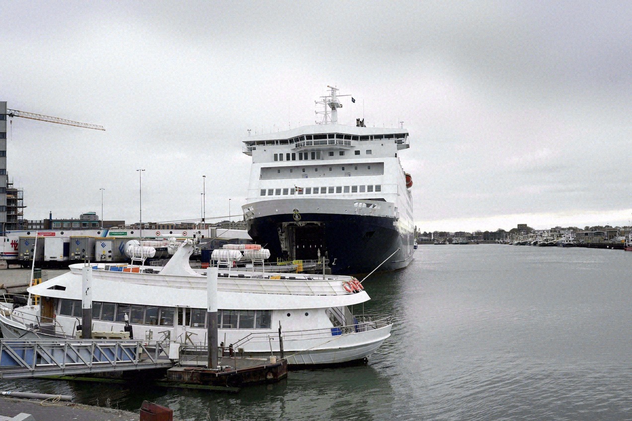 Die King Seaways mit geöffnetem Bug im Hafen von IJmuiden