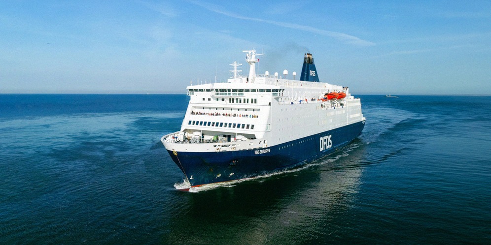 Die DFDS-Fähre King Seaways auf offener See bei ruhigem Wetter
