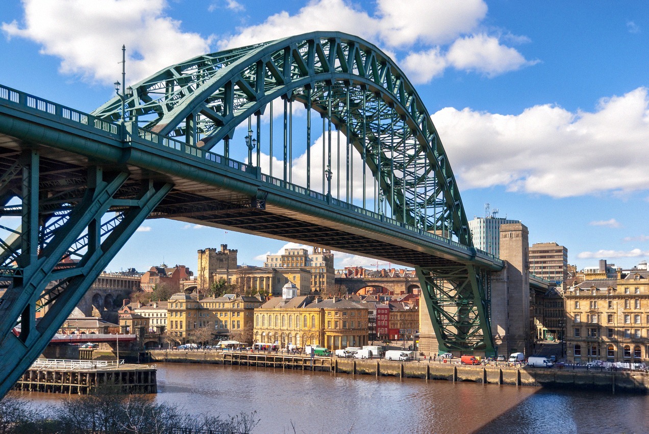 Die grüne Tyne Bridge über den Fluss Tyne in Newcastle, dahinter die Quayside