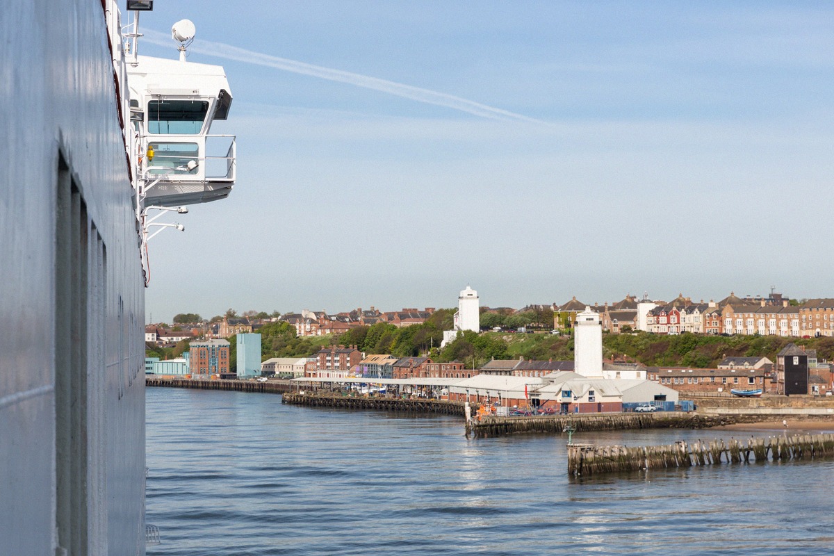 Blick vom Fährdeck auf die Tyne-Mündung bei North Shields mit den weißen Leuchttürmen der Low Lights