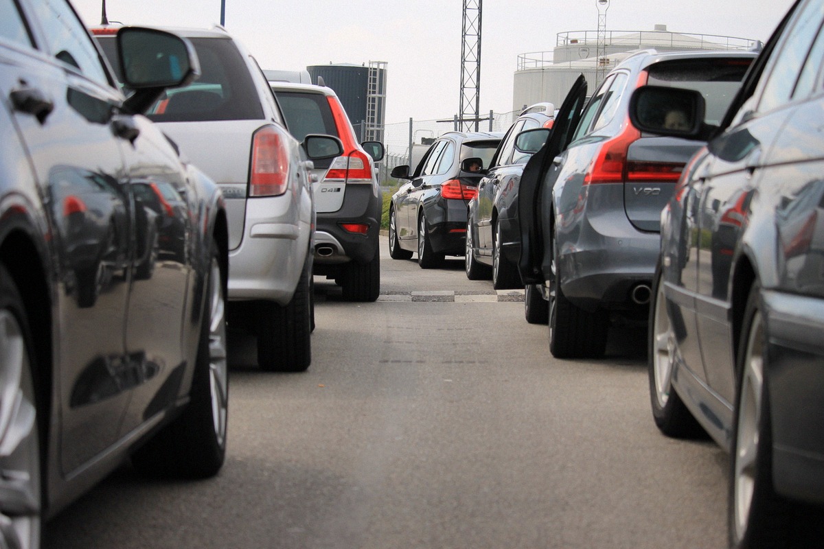 Autos in den Wartespuren eines Fährhafens vor dem Boarding